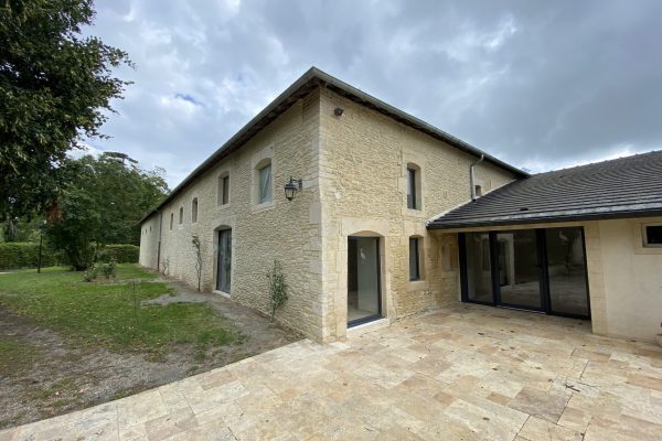 Réhabilitation d’une grange en salle de spectacle à Cleville (14)